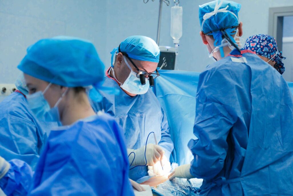 Echipă de medici chirurgi efectuând o intervenție cardiovasculară la Spitalul Monza