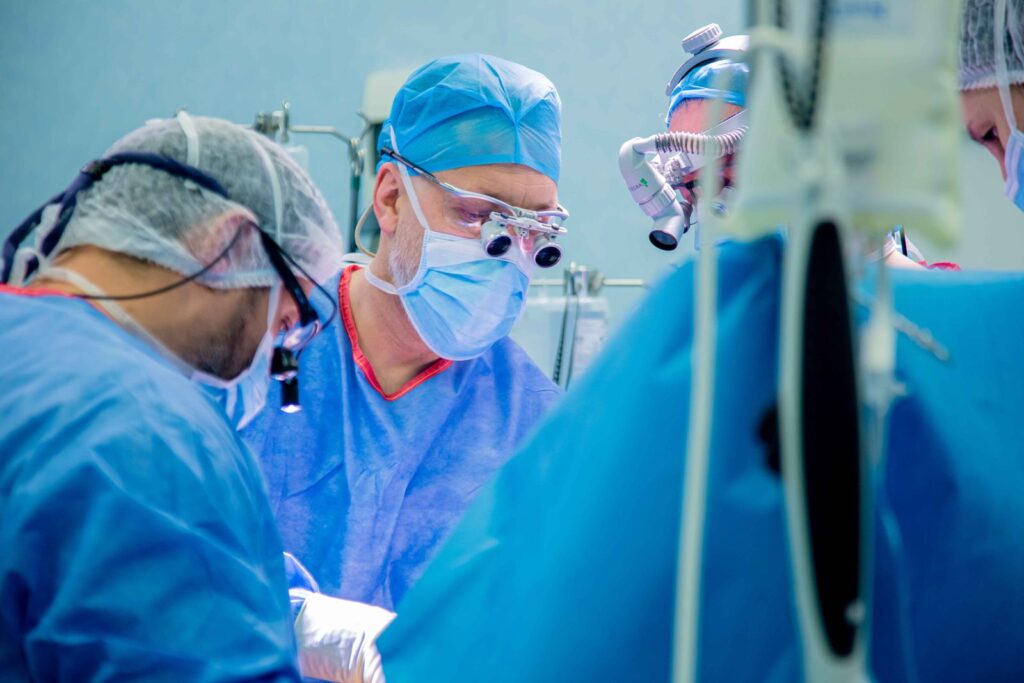Echipă de medici chirurgi efectuând o intervenție cardiovasculară la Spitalul Monza
