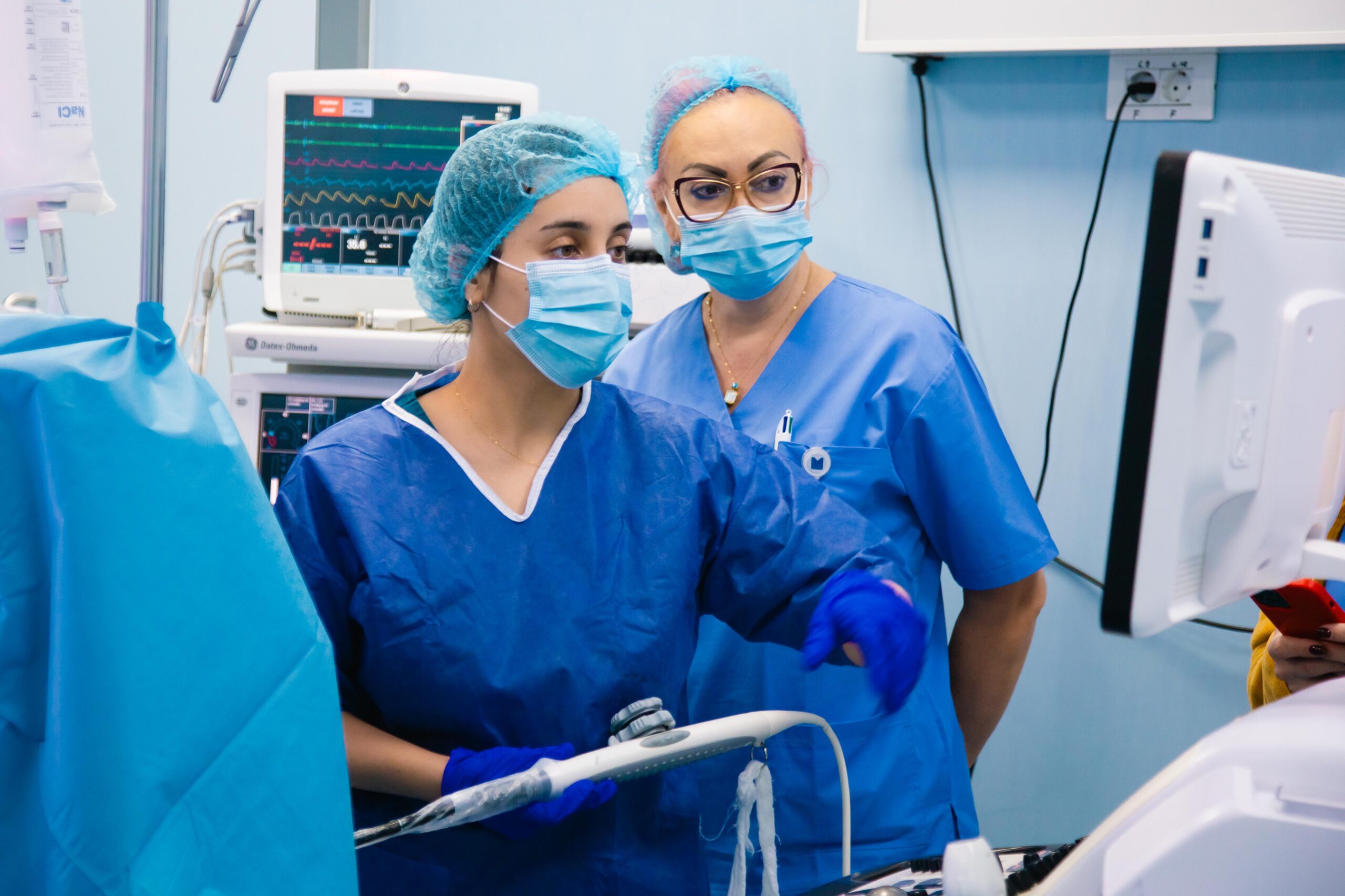 Dr. Irina Istrate și Dr. Nicoleta Arhire, in timpul unei operatii