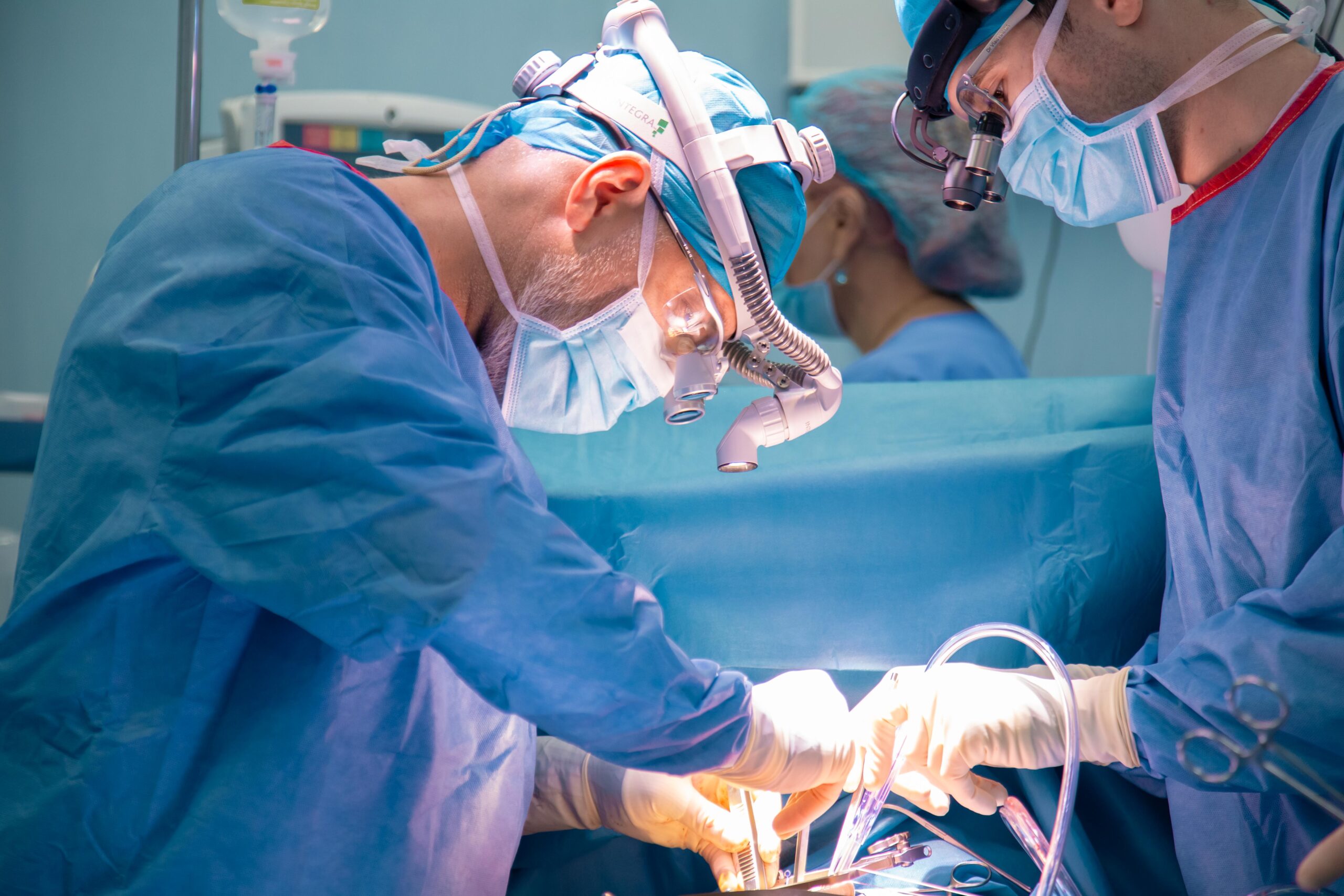 Dr. Rurac Stanislav și dr Vlad Halga, in timpul unei protezari valvulare aortice