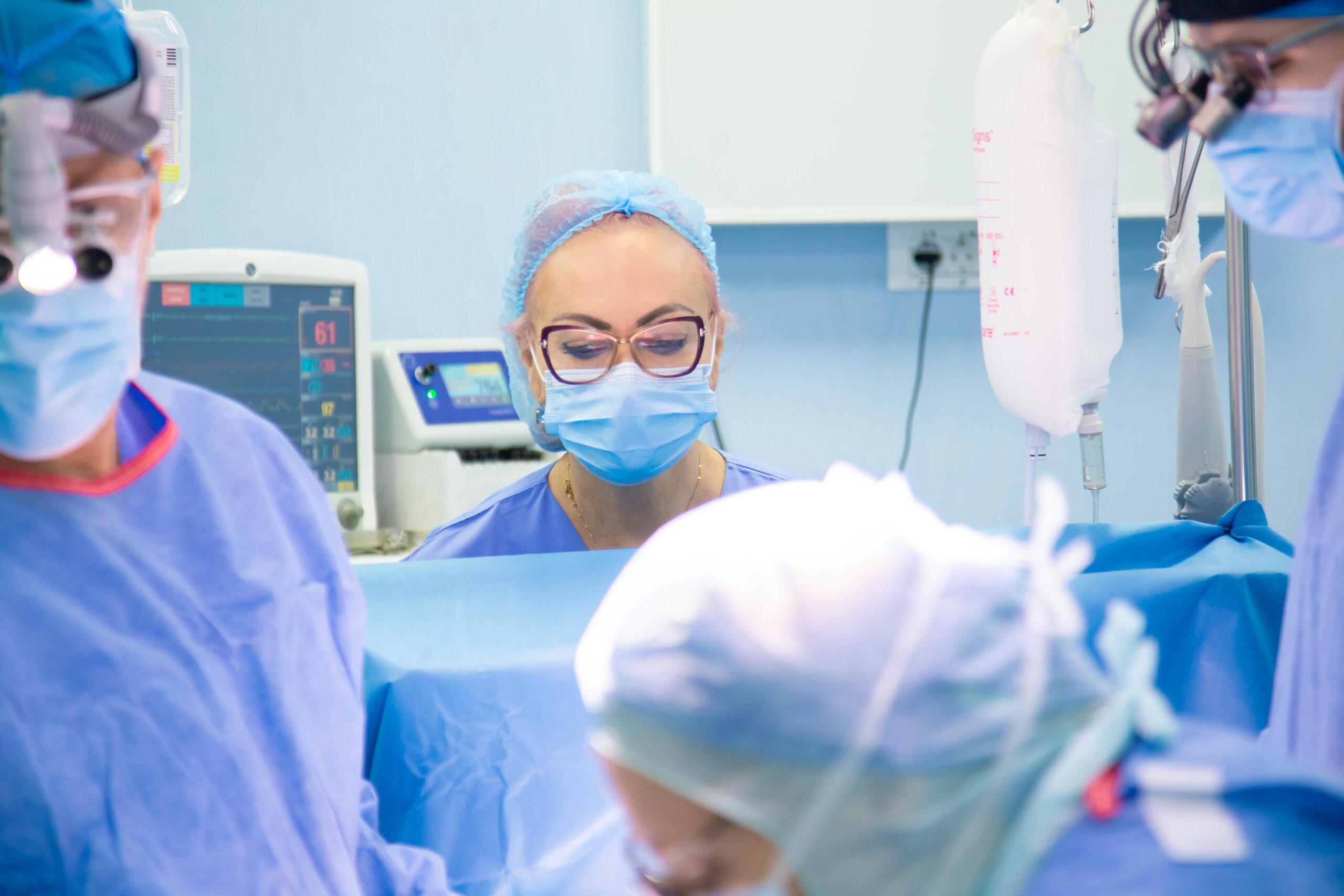 Echipa medicale in timpul unei operatii chirurgicale