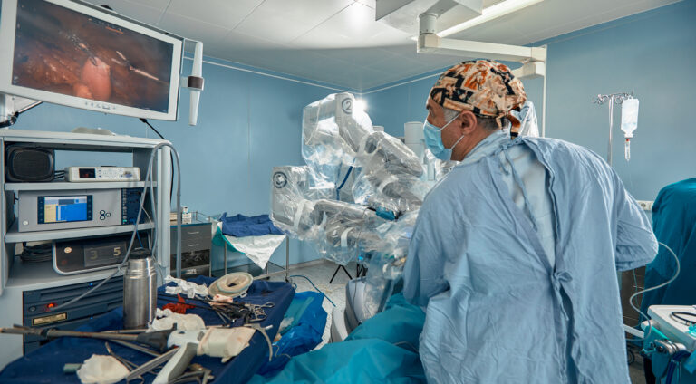 Surgery Da Vinci. Minimally invasive robotic surgery with the da Vinci surgical system. medical robot. Robotic Surgery. Robot-assisted medical operation. Medical operation involving robot